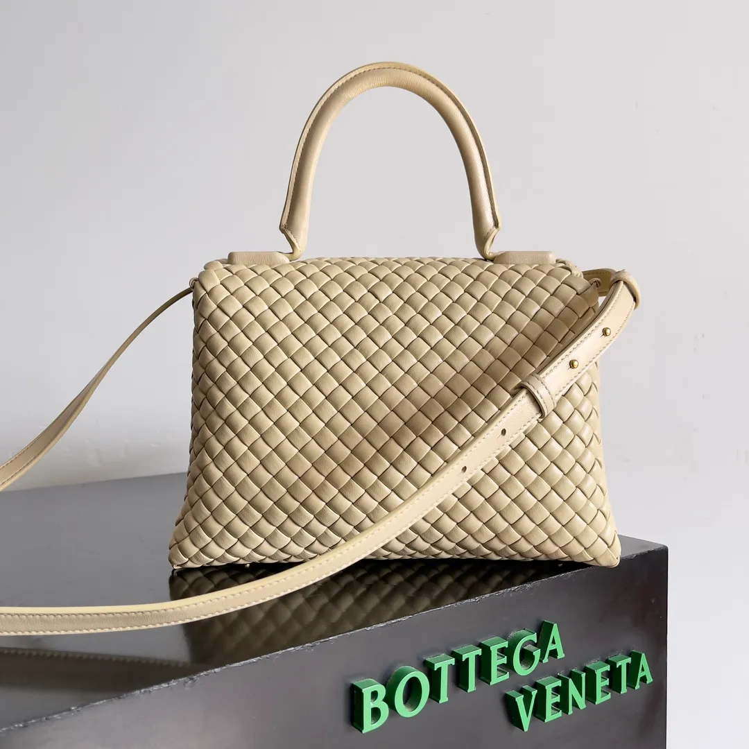Batch 2320 BV patti bag is full of three-dimensional quilted leather strips. Low-key luxury is often hidden in details and craftsmanship. This bag opens and closes casually, and is simple and elegant overall. It is equipped with a detachable shoulder strap, which can be carried cross-body or carried by hand to match different outfits. The interior is designed with double layers and a small zippered compartment to ensure the safety of private items. No matter the capacity, shape or privacy, it is full of security when you go out. Style number: 776783 Size: 19*26*11cm